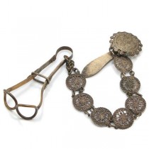 RAR: accesoriu victorian "Chatelaine skirt lifter." cca 1850. Marea Britanie